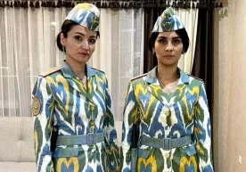 Tojikistonda ayol militsiyachilar uchun adras va atlasdan tikilgan forma taqdim etildi фото