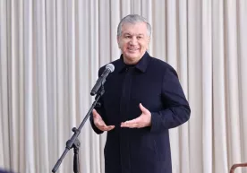 «Галстукни ечиб, ишлаш пайти келди» – президент тадбирни галстуксиз ўтказмоқда фото