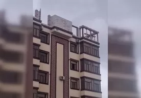 Жиззахда кўп қаватли бино томига яна бир қават қурилаётгани бўйича маълумот берилди фото