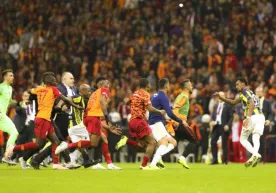 Istanbul derbisida ommaviy mushtlashuv yuz berdi (foto, video) фото
