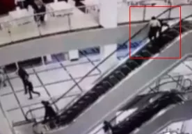 Навоий шаҳрида бобо ва набира эскалатордан қулаб тушди фото
