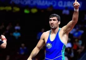 Rustam Assakalov jamoamizga uchinchi oltin medalni taqdim etdi фото