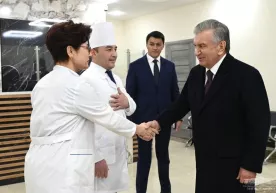 Shavkat Mirziyoyev «Meridian» tibbiyot markazida yaratilgan sharoitlar bilan tanishdi фото