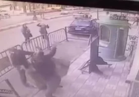 Misrda politsiyachi 3-qavatdan tushib ketayotgan bolani ushlab oldi (video) фото