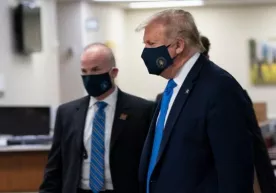 Трамп илк бор омма олдида тиббий ниқобда пайдо бўлди фото