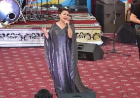 Yulduz Usmonova Jizzaxda paxta dalasida bepul qo‘shiq kuyladi фото