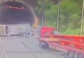 Xitoy trassalarining birida avtobus ag‘darilib ketdi (video) фото