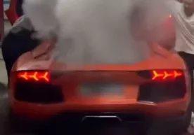 Lamborghini’da go‘sht pishirmoqchi bo‘lgan erkakning omadsiz urinishi фото