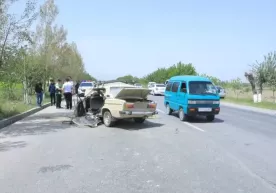 Urgutda Cobalt haydovchisi qarama-qarshi yo‘nalishga chiqib ketib, “Jiguli” bilan to‘qnashdi фото