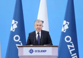 Президент: “Ўзбекистон байроғи ҳар бир хонадонда ҳилпираб туришига рухсат берувчи ҳужжатни қабул қилиш вақти етди” фото