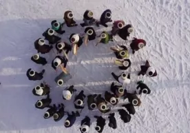 Aylana bo‘lib o‘tirib, jazavaga tushib qo‘shiq kuylash odati qayerdan kelib chiqqan? (video) фото