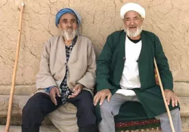 Qirg‘izistonda otaxon raqsga tushayotgan juftlikni hassasi bilan quvdi фото