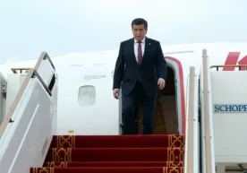 Сооронбай Жээнбеков Қирғизистонга оддий рейсда қайтишига тўғри келди фото