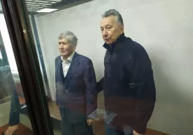 Атамбаев судда бетоб бўлиб қолди, уни тез ёрдам олиб кетган фото