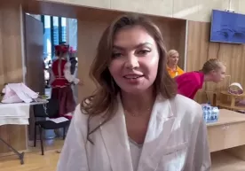 Алина Кабаева “таниб бўлмас” қиёфада оммага кўриниш берди фото
