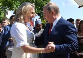 Путин билан рақс тушган Австрия собиқ ташқи ишлар вазири Россия қишлоғига кўчиб келди фото