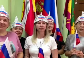 Rossiyalik o‘qituvchilar «NATOdan himoyalanish uchun» folgadan qalpoqlar yasadi фото