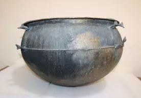 Samarqandda ikki ming yillik qozon 29 yildan beri ro‘zg‘orda foydalanib kelingani aniqlandi фото