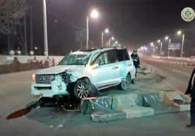 Қирғизистонлик фуқаронинг Toyota автомашинаси Бектемир пости яқинида Lacetti ва бетон тўсиққа урилди фото