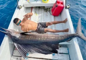 Meksikalik baliqchi o‘zidan ham katta baliq tutib oldi (foto) фото