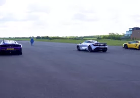 Ferrari, McLaren ва Lamborghini суперкарлари пойга трассасида дуэль уюштирди (видео) фото