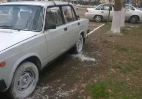 Hashar qiluvchilar “Jiguli” mashinasining g‘ildiraklarini bo‘yab tashlashdi фото
