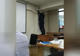 Moliya instituti oʻqituvchisi nima uchun auditoriyadagi kuzatuv kamerasini yopib qoʻygandi? (video) фото