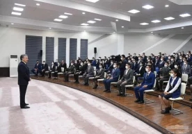 «Ёшлар ёмон эмас, ўзимиз ёмон». Шавкат Мирзиёев ёшлардан нолийдиган раҳбарларга таклиф берди фото