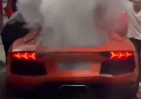 Lamborghini’da go‘sht pishirmoqchi bo‘lgan erkakning omadsiz urinishi фото