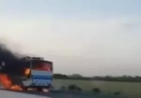 Самарқандда ёниб кетган йўловчи автобус ҳақида ИИВ баёнот берди фото