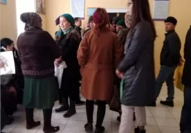 Қаршидаги паспорт столда одамлар соатлаб навбат кутмоқда фото