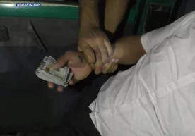 O‘qishga kiritib qo‘yish uchun 4 ming dollar olgan institut dekani va bank mutaxassisi ushlandi (video) фото