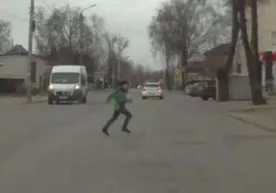 Sevgan qizi bilan janjallashib qolgan yigit o‘zini mashina ostiga tashladi (+18 video) фото