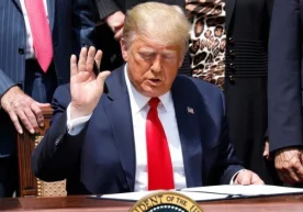 Трамп 2020 йил охиригача баъзи ишчи визалар берилишини тўхтатди фото