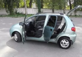 Toshkentda taksi haydovchisi avval bo‘g‘ib, keyin pichoqlab ketildi фото