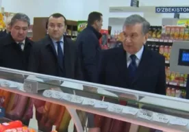 Шавкат Мирзиёев Наманганда озиқ-овқат дўконидаги нархларни кўздан кечирди (фото, видео) фото