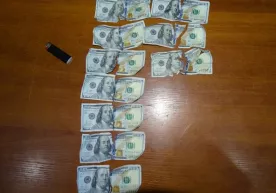 YPX inspektori to‘xtatgan Nexia’dagi yo‘lovchi o‘zining 10 ta 100 dollarlik kupyurasini yirtib, sochib yubordi фото