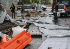 Москвадаги бўрон пайтида чиқинди баклари икки қизнинг устига ағдарилиб тушди (видео) фото