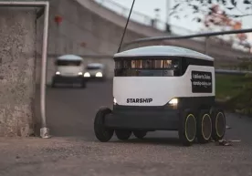 Britaniyalik erkak robot yordamida sevgan qizining qo‘lini so‘radi (video) фото