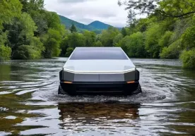 Tesla Cybertruck соҳибининг “қайиқ” орзуси уни 100 минг доллардан жудо қилди фото