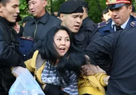 Қозоғистондаги митингларда уч юздан ортиқ полициячи тан жароҳати олди фото