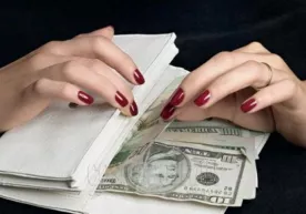 Oʻzbekistonlik ayol ikkita oddiy toshni 15 ming dollarga sotib oldi фото