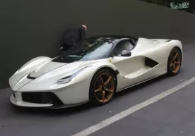 Германия йўлларида соатига 372 км тезликда ҳаракатланаётган LaFerrari (видео) фото