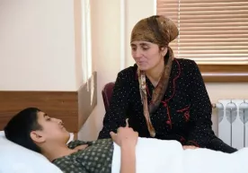 Navoiyda 18 yoshli yigitga onasining jigaridan bir bo‘lagi ko‘chirib o‘tkazildi фото