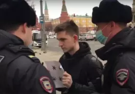 Суд «*** *****» белгили ёзувни кўтариб чиққан намойишчига жазо тайинлади фото