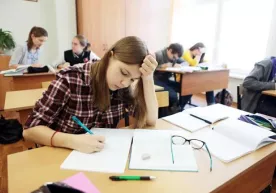 Россияда янги ўқув йилида талабалар ва ўқитувчиларнинг ниқоб тақиши мажбурий бўлади фото