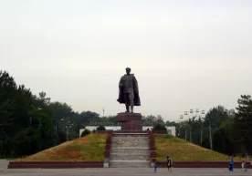General Sobir Rahimov haykali avvalgi joyiga qaytariladi фото