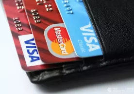 Россиянинг санкцияга учраган банклари Visa ва Mastercard карталарини чиқара олмайди фото