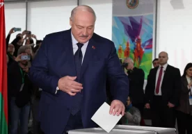 Belarusda saylov uchastkalari yopildi, ekzit-poll Lukashenko gʻalabasini koʻrsatmoqda фото