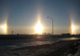 Mo‘’jiza! Qozog‘iston osmonida uchta quyosh chiqdi (video) фото